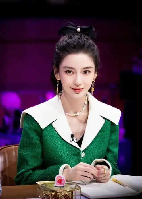angelababy穿绿色外套好显白,配高马尾和蝴蝶结发饰,甜美又减龄