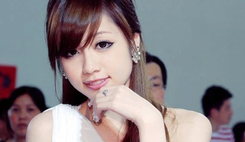 最近,林心如的妹妹林艾为在微博上晒了一组水下孕照写真,引来一波网友