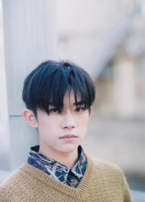 易烊千玺日系写真,暖黄色针织衫复古中分,上演冬日恋歌 zt