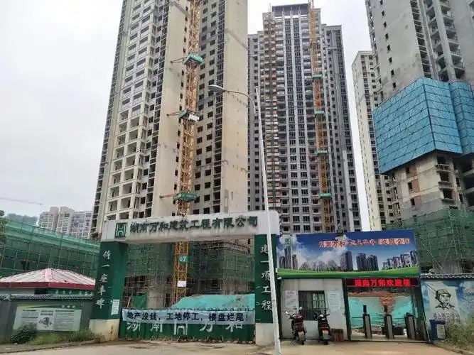 克拉美丽山庄2期停工近两月业主无法收房工人被拖欠工资