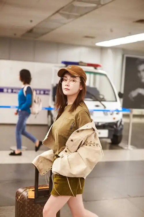 张檬机场见街拍曝光行走的美腿飒爽灵动