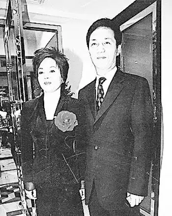 周正毅与妻子毛玉萍.