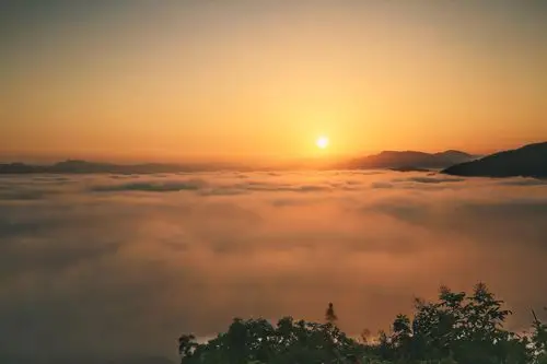 云雾缭绕女娲山 景色壮观仙气十足