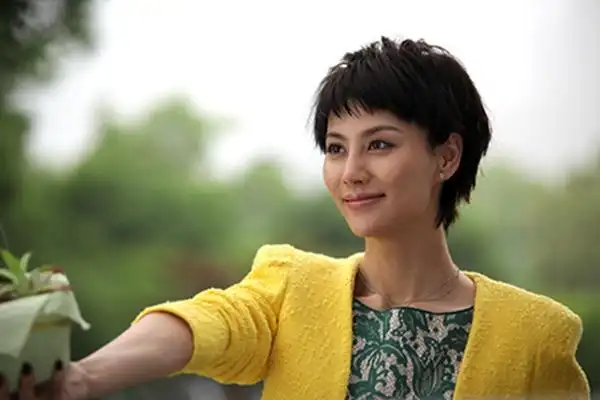 江易珈获封"气场女王" 与钟汉良职场对决受追捧