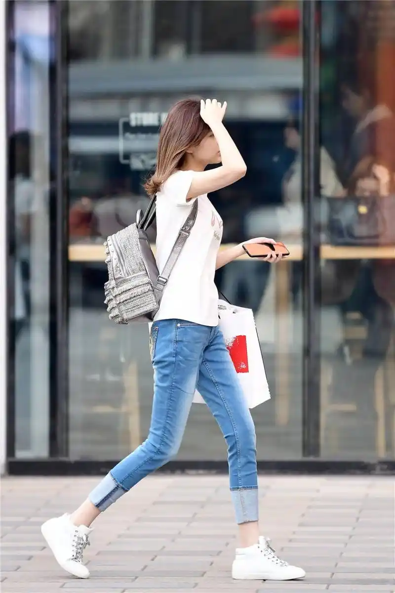 紧身牛仔裤搭配,春天穿出经典效果,还显身材苗条