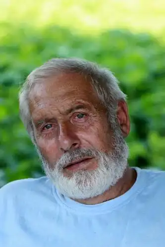 成年人,老年人,脸,头,脸颊,皱纹,胡须,头发,一个人,竖图,室外,特写