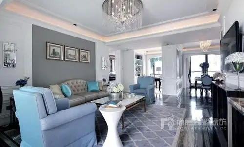 浅灰色沙发背景墙配合着浅蓝色的沙发,满足起居室空间的简约风,爵士白