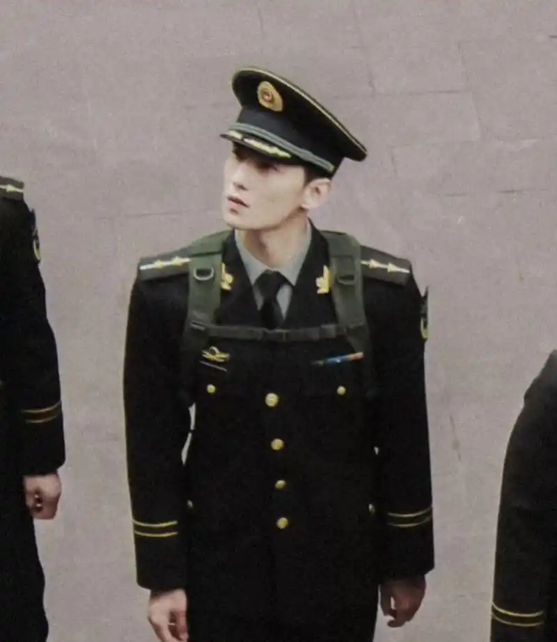 杨洋军装 一身正气!