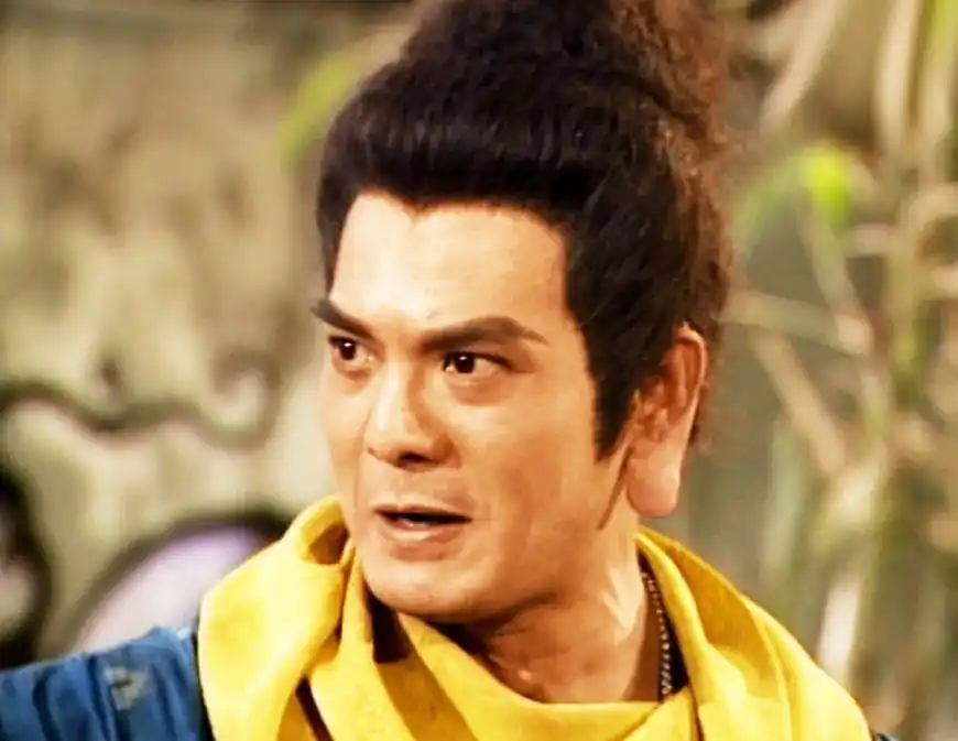 在大理天龙寺外,鸠摩智第一次出场,场面之大颇为壮观,十几个手下开路