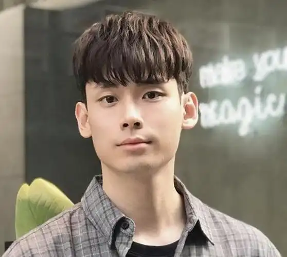 男生"八字刘海"时尚帅气,剪完修饰额型韩范十足,很值得尝试