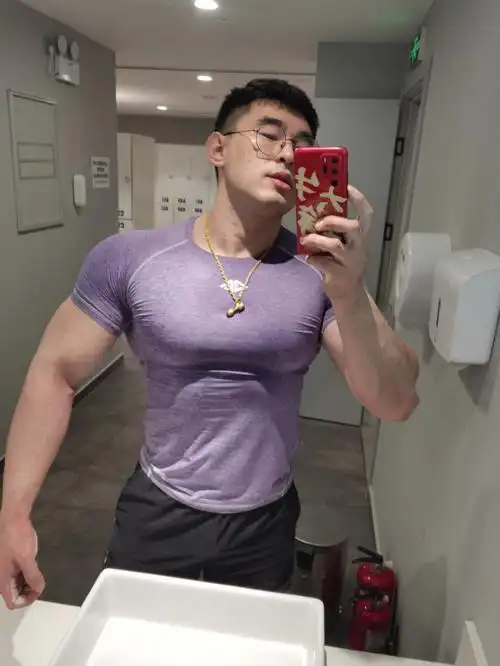 胸肌训练后自拍