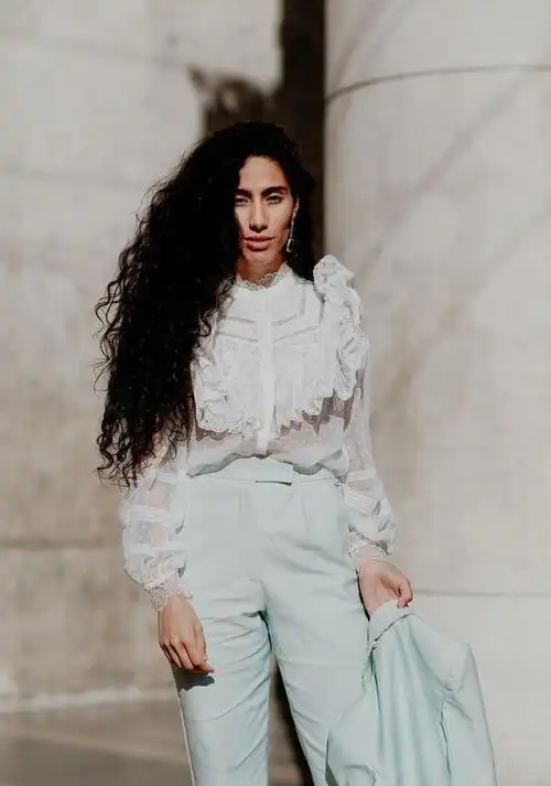 温柔是一种个性,而温柔的穿搭又是一种风格,这件白色宫廷风