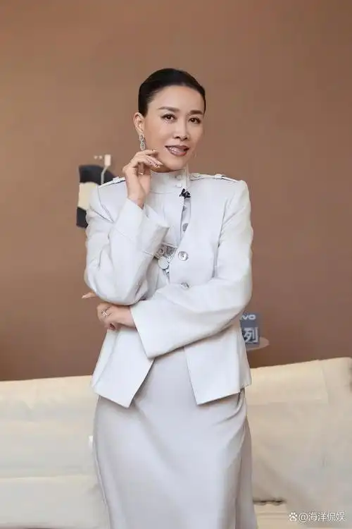 56岁那英接受《歌手》采访哭了:我是不会唱了吗?