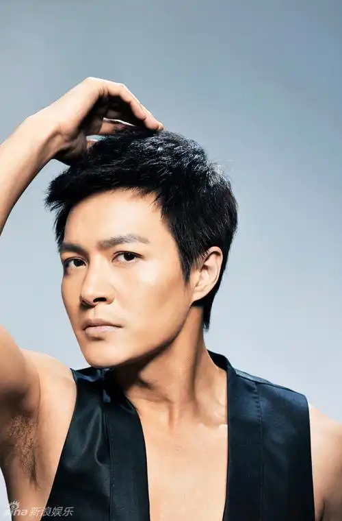 一直是属于保守低调的郑国霖,这次大胆半裸镜头前大秀肌肉,尽显男人