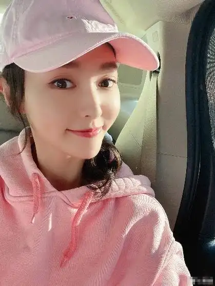 唐嫣晒38岁生日自拍阳光照耀对镜浅笑甜味十足