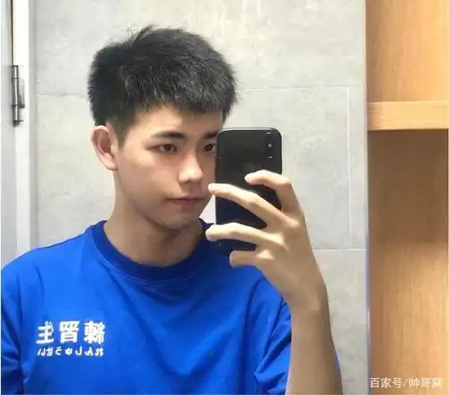 组图:奶气的17岁小鲜肉,卫生间里玩自拍,长得帅都这么臭美吗?