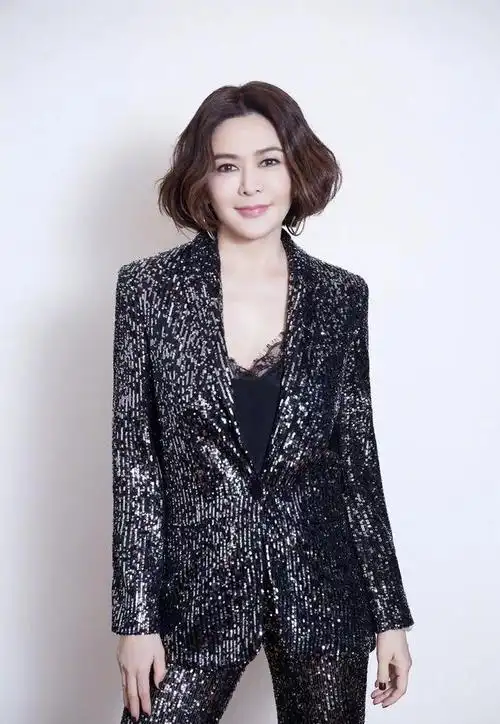 关之琳美人不迟暮穿黑白连衣裙优雅知性奶奶年龄少女的身材