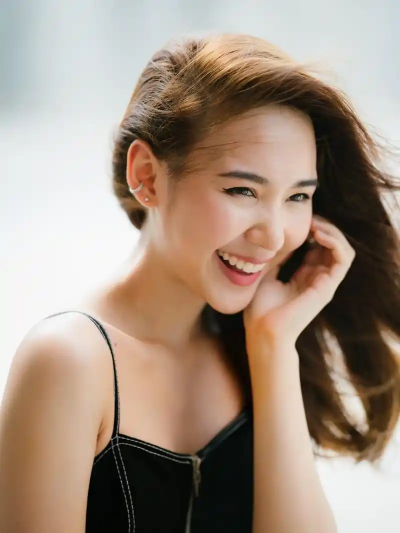 户外美女随拍,我喜欢她飘逸的秀发,你呢?