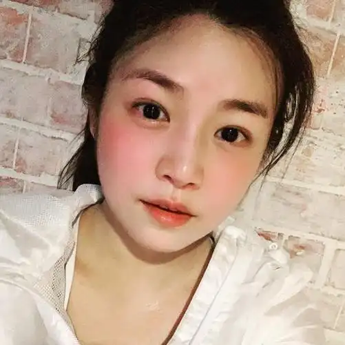 陈妍希诉苦减肥不易,晒素颜怼脸拍被赞像高中生