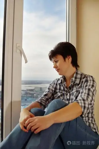 漂亮的女人望向窗外