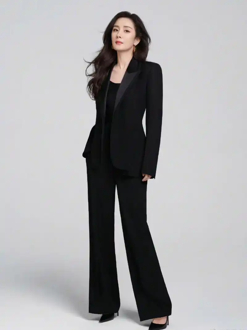 杨幂黑色西装大片,黑色长波浪发型搭配黑色尖头高跟鞋,直筒西装裤造型