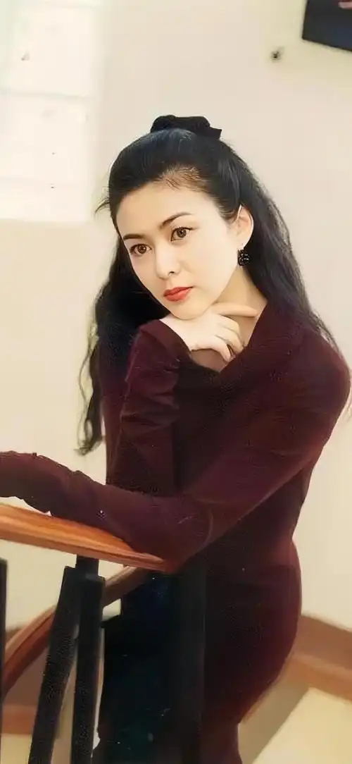 关之琳是香港娱乐圈的一位著名女演员,她曾经在80年代和90年代的电影