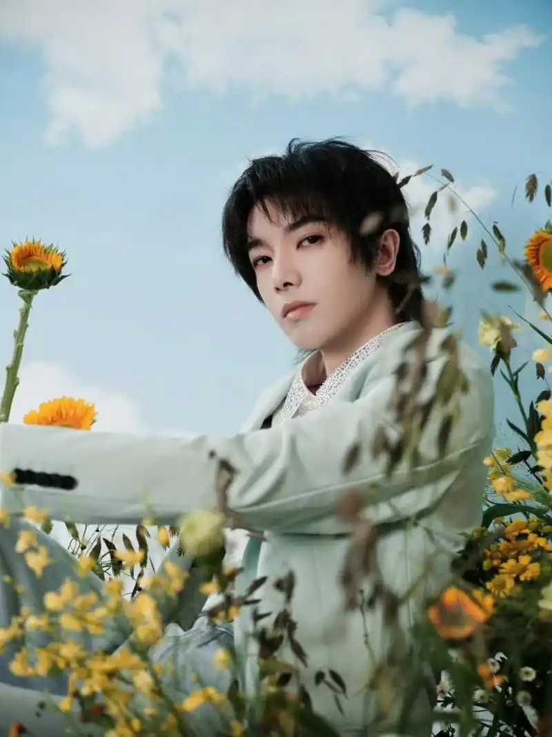 华晨宇新造型薄荷色穿搭简直清爽到心坎!