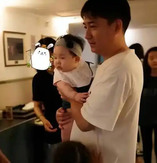 黄磊三胎儿子曝光:大眼圆圆可爱模样酷似父亲_家庭_照片_人们