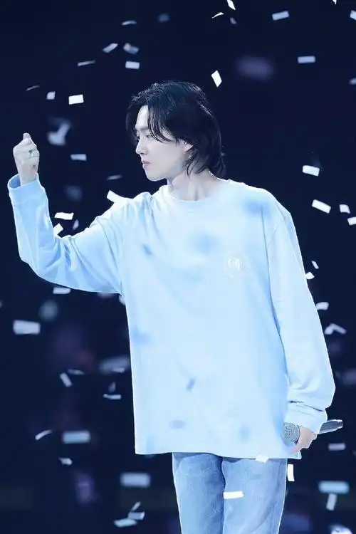 金俊勉珍贵且唯一##金俊勉帅气满分#  240414 exo十二周年见面会