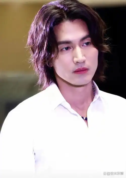 46岁言承旭现身线下品牌活动不老男神状态佳讲述自己也颓废过