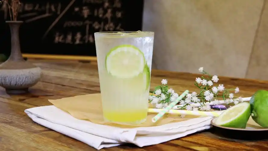 夏日喝起来爽爆的柠七在家也可以动手做哦香港饮品系列