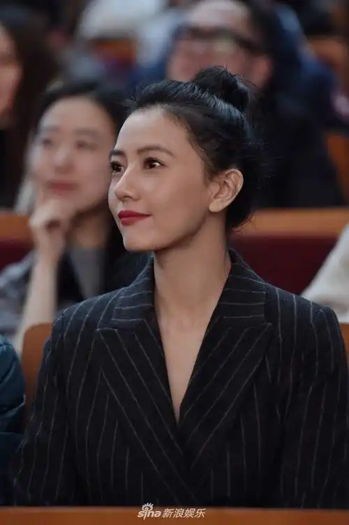 高圆圆扎丸子头俏皮亮相 红唇美艳侧颜撩人