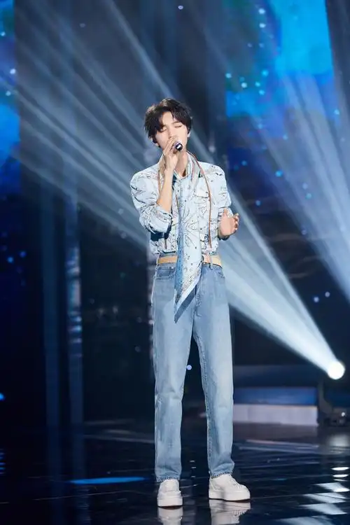 王俊凯星座印花衬衫