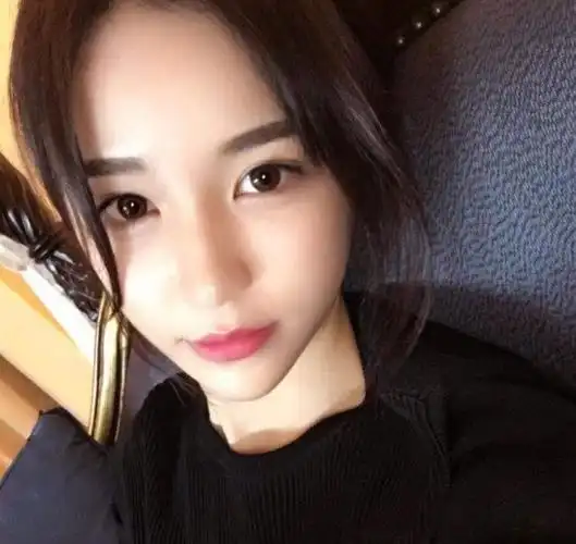 朱宸慧90年出生,也是嫩模一族.