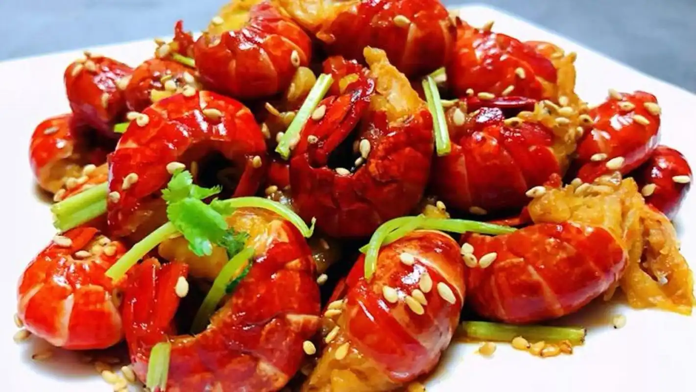 爆炒龙虾尾是由龙虾尾,青椒等制作的菜品.