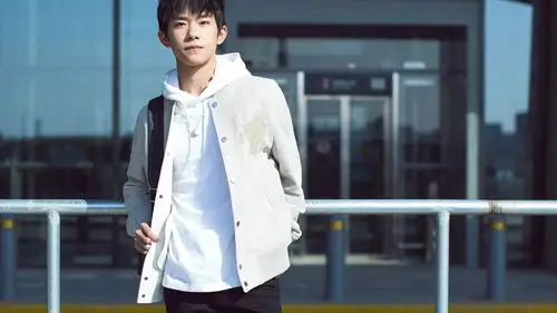 易烊千玺街拍明星风尚壁纸2