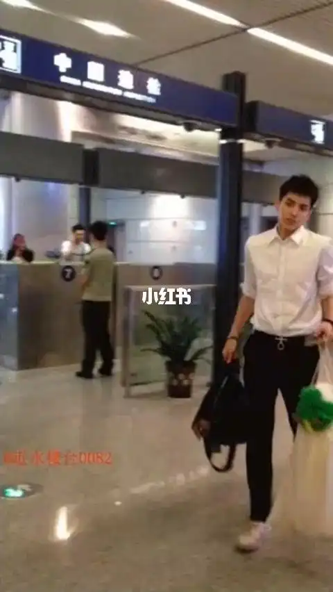 吴亦凡/经典机场溜白菜_吴亦凡_娱乐_明星娱乐资讯