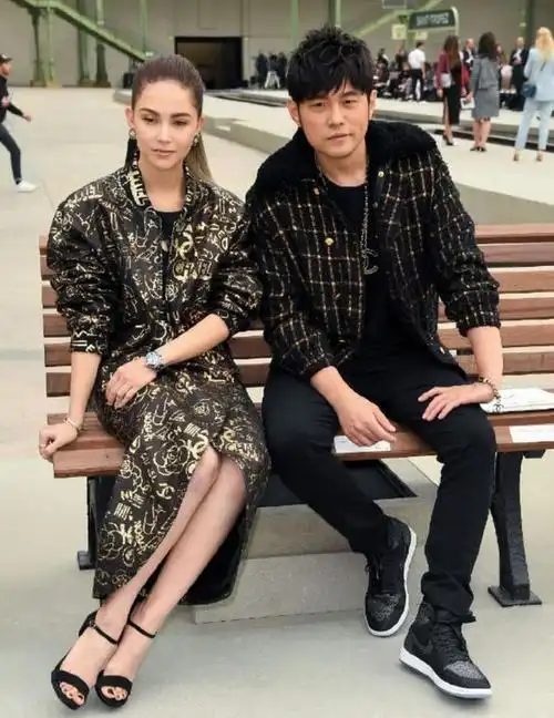 当她穿着一袭白色西装惊喜亮相时,所有人都眼前一亮,不得不说昆凌的