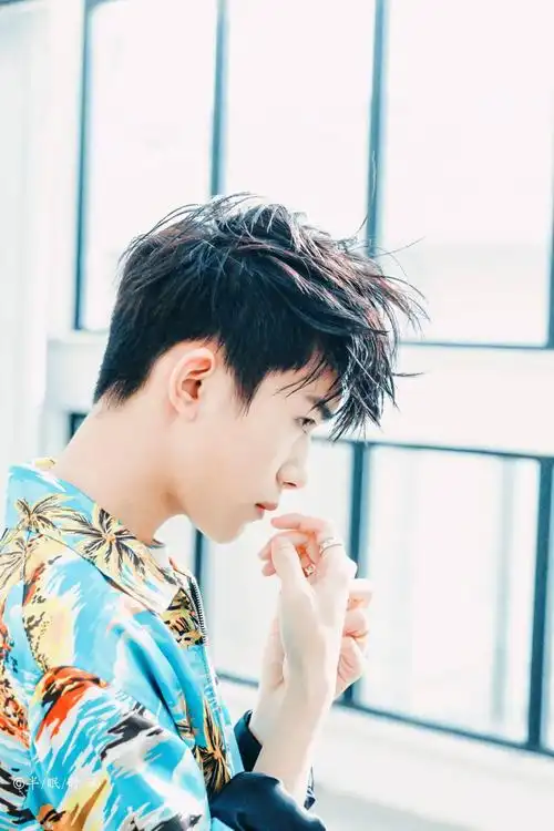 易烊千玺清爽帅照来袭 夏天的风吹来少年感