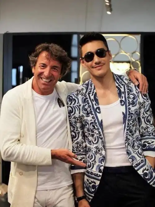 胡兵和胡歌一起合影胡歌身高185都显矮了他们都是黄金单身汉