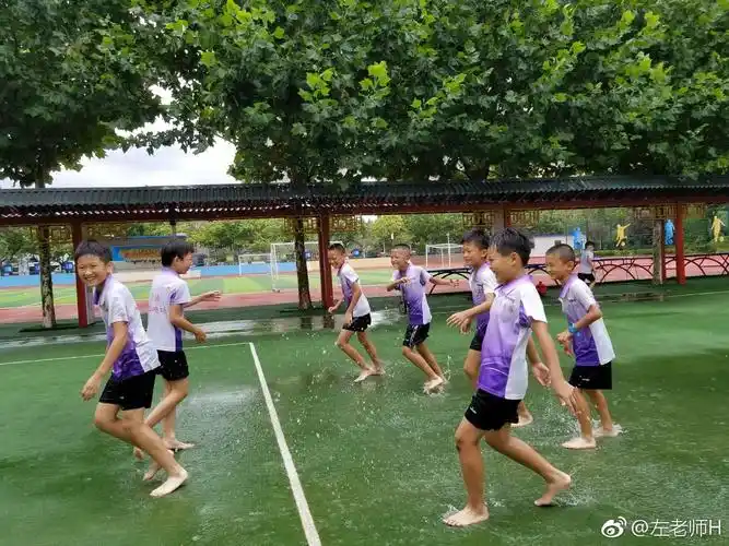 童年的欢乐就是那么简单是赤脚奔跑在雨后操场上的那份无拘无束是