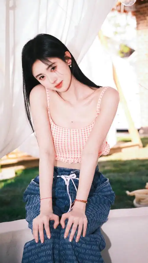 鞠婧祎麻花辫随拍