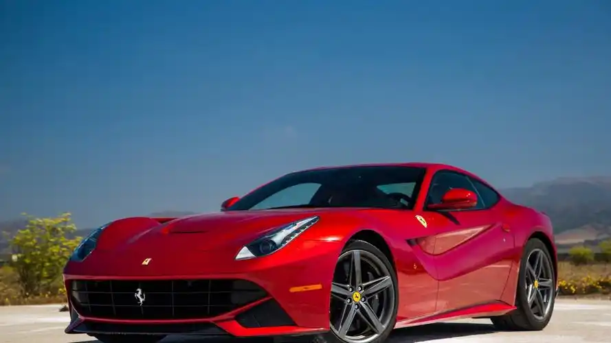 法拉利f12红色跑车炫酷图片桌面壁纸