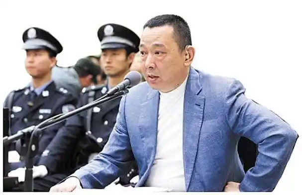 他就是曾经的四川首富刘汉.然而6年后,此人恶行曝光,被判处死刑.