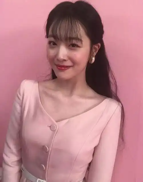崔雪莉终于回归正常!一身粉色套装搭齐刘海长发,好水嫩啊!