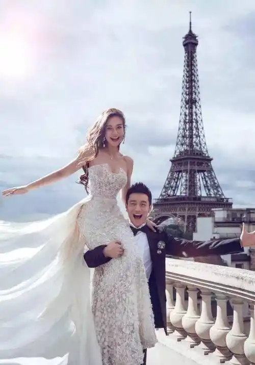 黄晓明晒出与家人合照,杨颖小海绵未出镜,背后婚纱照却十分抢镜_姥姥