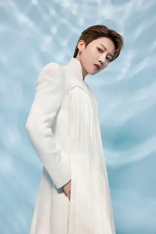 刘雨昕白色披风##微博之夜