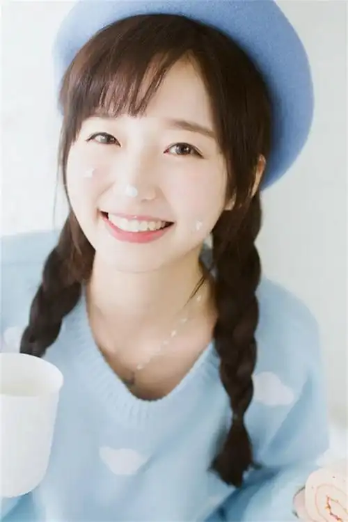 女生脸圆,戴眼镜.适合剪什么样子的超短发?20岁头发变稀疏