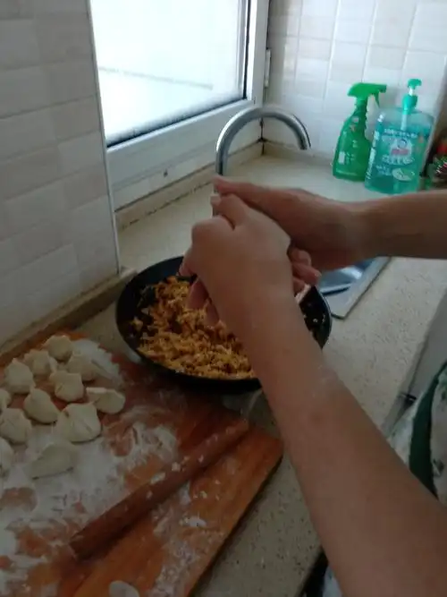 学包饺子