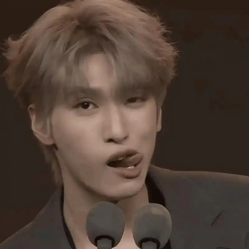 刘耀文年纪轻轻怎么就学会做这么油腻的表情了